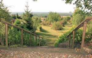 Le jardin de Chantal Coubronne s’étend sur les pentes du lieu-dit Les Monterelles et englobe une partie des bois.