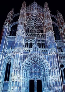 C'est à la tombée de la nuit, la cathédrale Saint-Pierre se raconte en couleurs et en musiques.