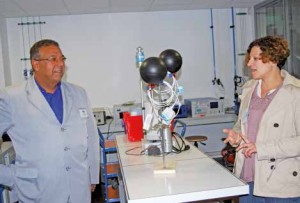 Le président d’Atmo Picardie, Eric Montés, et Céline Piquet, une technicienne.