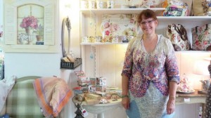 Dans la boutique de Joëlle Carpentier, produits à base de rose et décoration "shabby chic" sont mis à l’honneur..