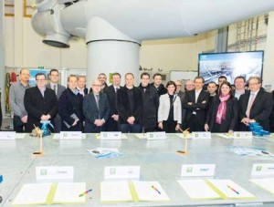 Stagiaires, partenaires et région (avec centre au premier plan son président Claude Gewerc) réunis sur l’espace WindLab. 