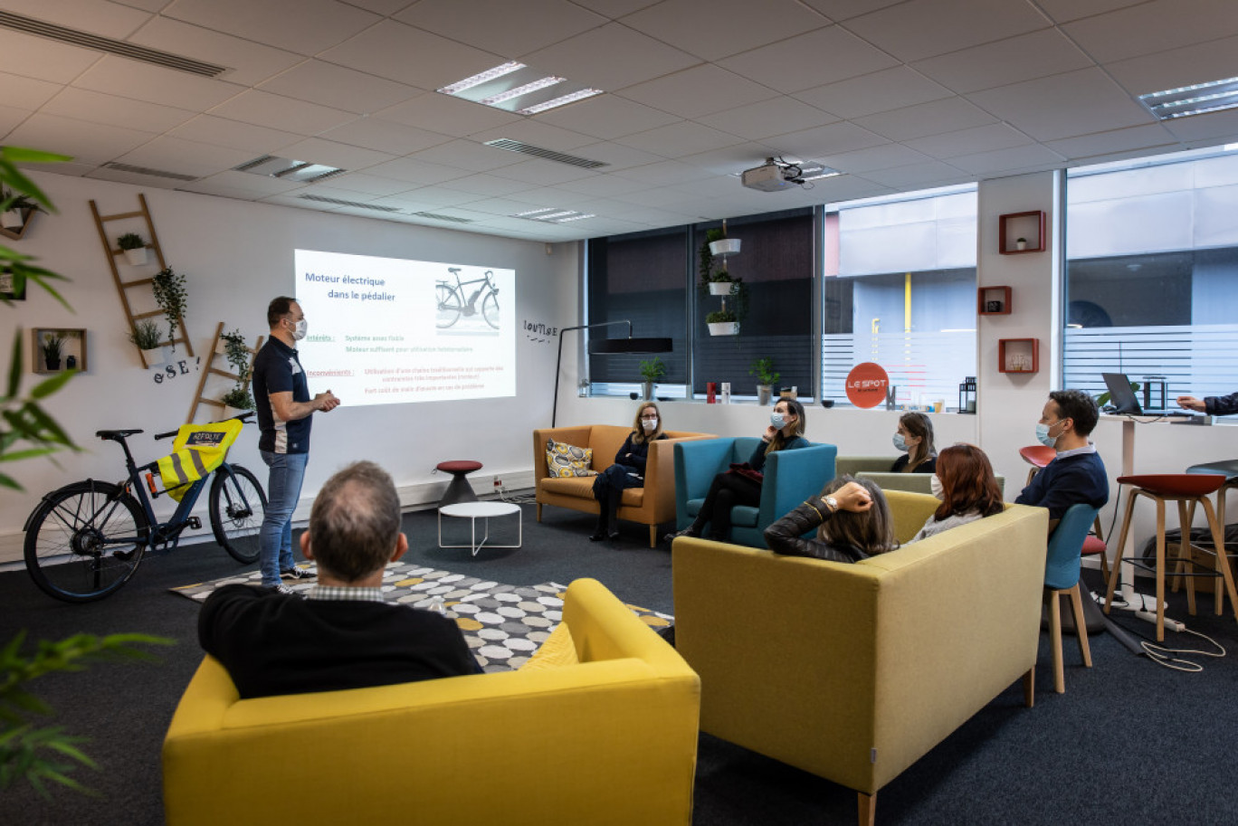 Une formation des collaborateurs à l'entretien du vélo et à la circulation en deux-roues est aussi proposée par Azfalte, en partenariat avec la Fédération française de cyclisme.