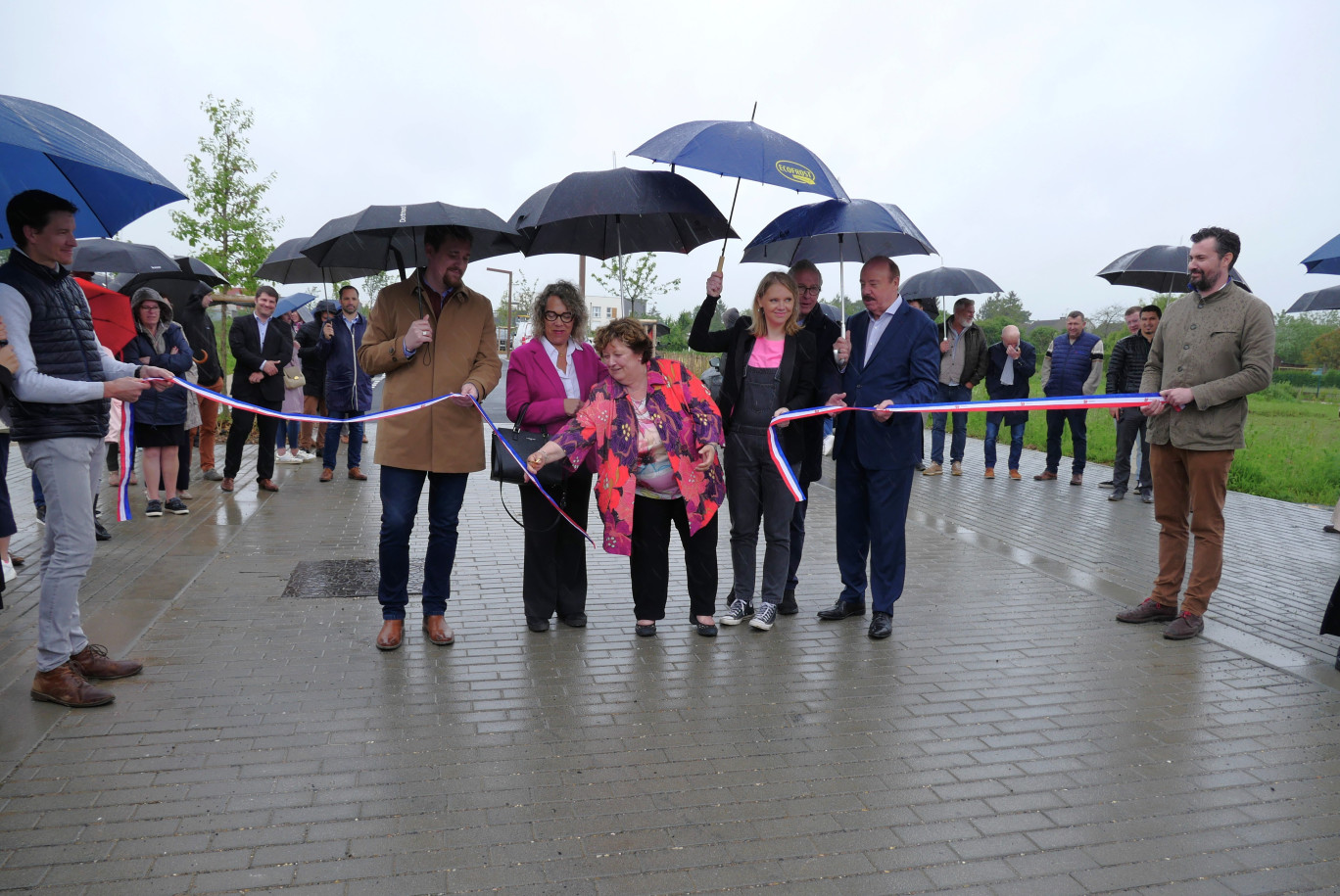 En présence des représentants de la SEM et de la SPL, et des élus locaux, le ruban symbolique a été coupé mardi 28 mai, marquant ainsi l'ouverture officielle de la rue de la Sablonnière, à Amiens, Zac Intercampus.