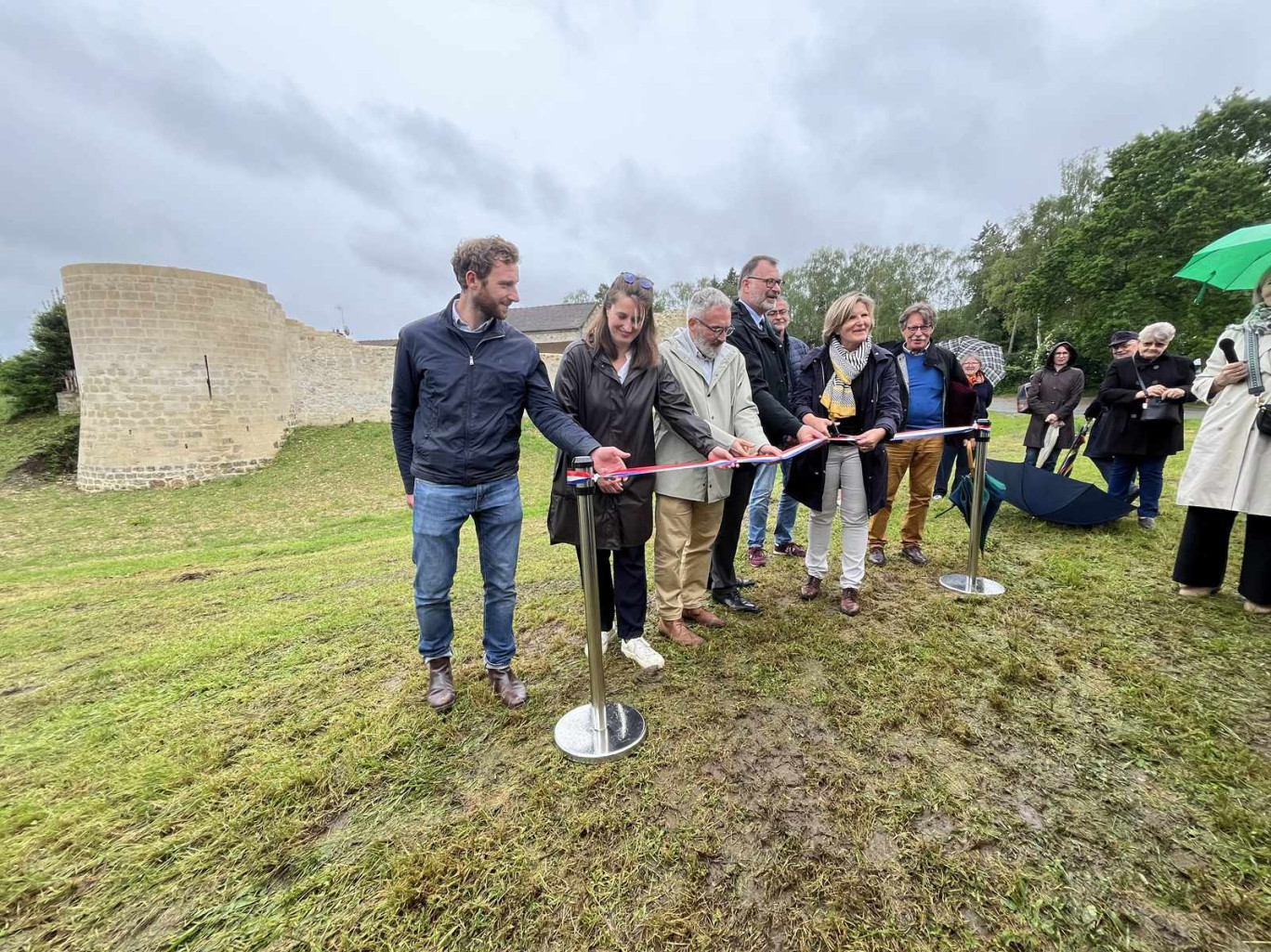 Au centre, avec la paire de ciseaux, Thomas Campeaux, préfet de l'Aisne et Céline Le Fère, maire de la Ferté-Milon, ont inauguré cette première phase.