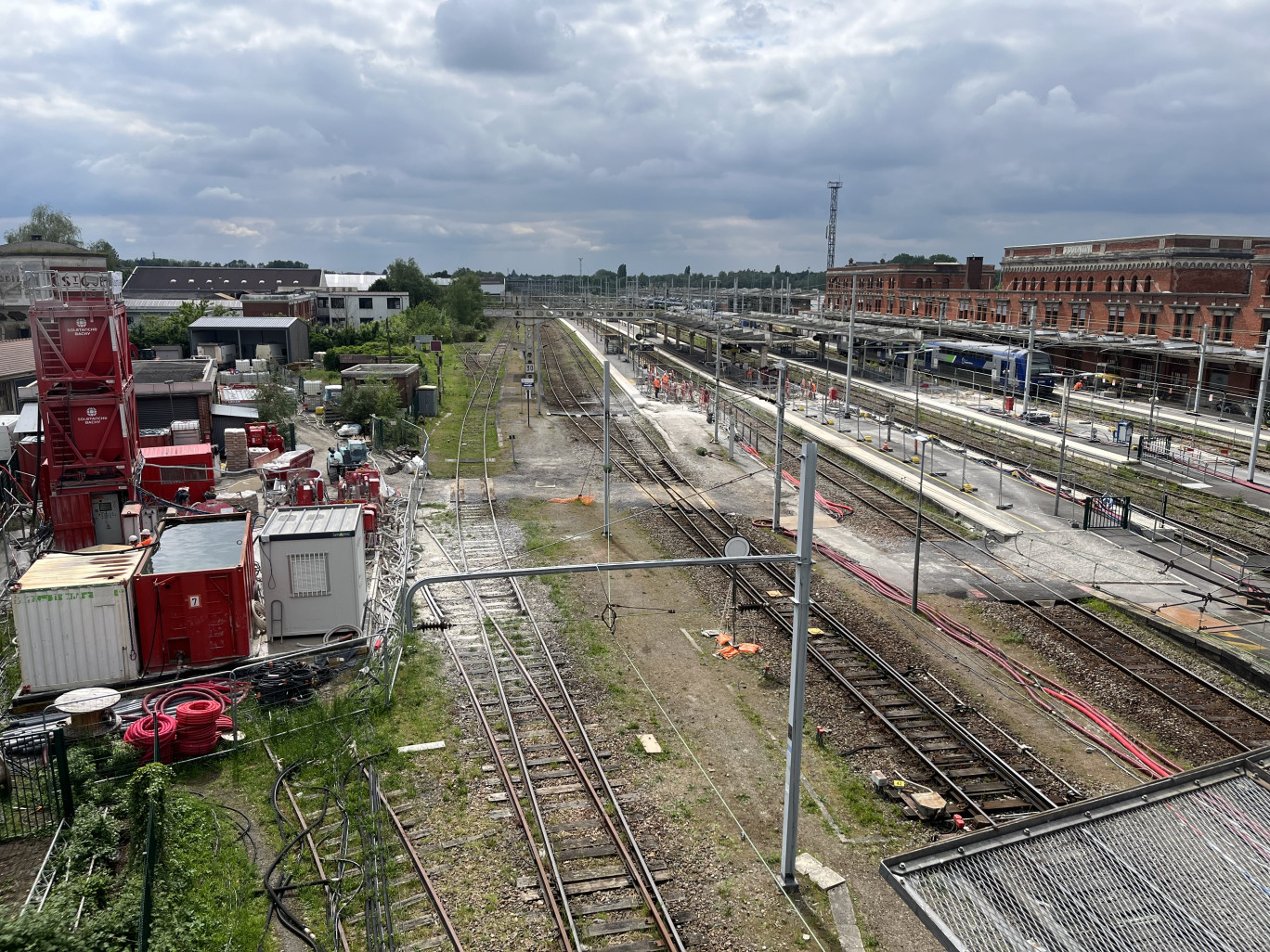 Les travaux ont lieu afin de créer quatre ascenseurs pour renforcer l'accessibilité des quais de la gare de Saint-Quentin.