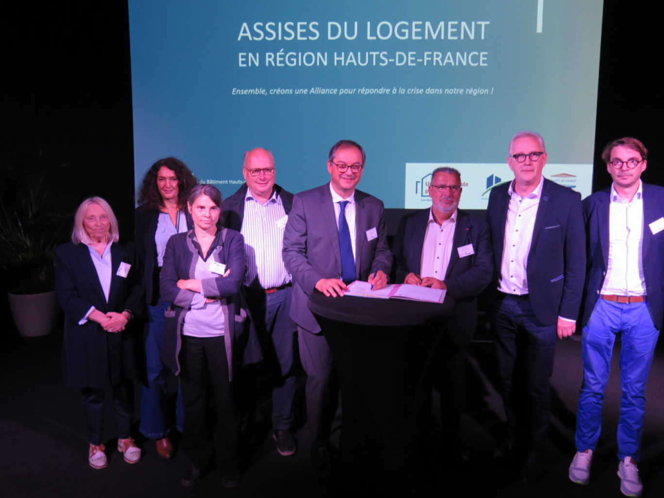 Le pacte de lancement de l'Alliance a été signé par les représentants des dix acteurs de la filière logement. © Aletheia Press/B. Dequevauviller