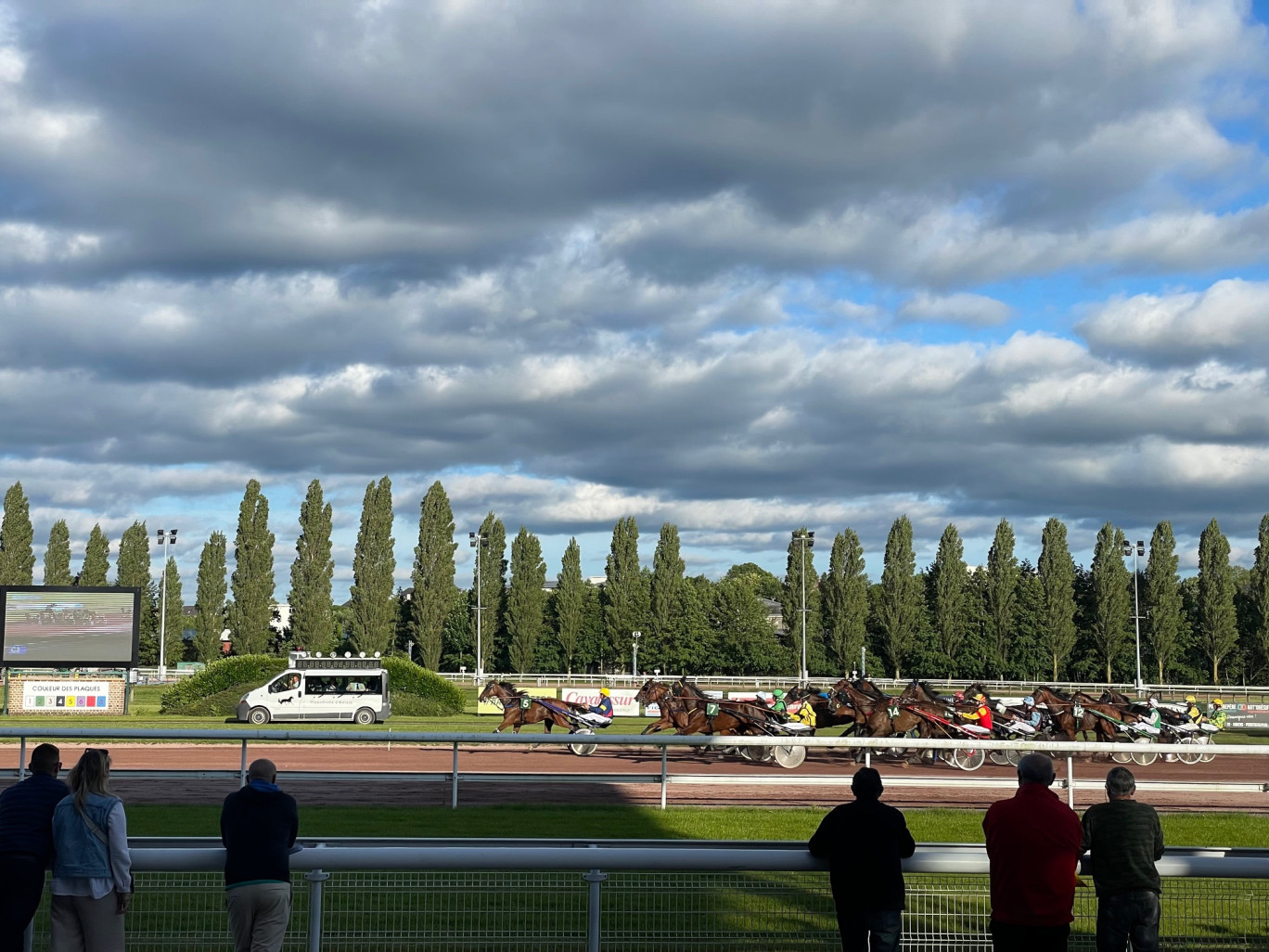 L'hippodrome du Petit Saint-Jean à Amiens accueillait les courses de trot le 8 juin et l'opération Race and Care. 