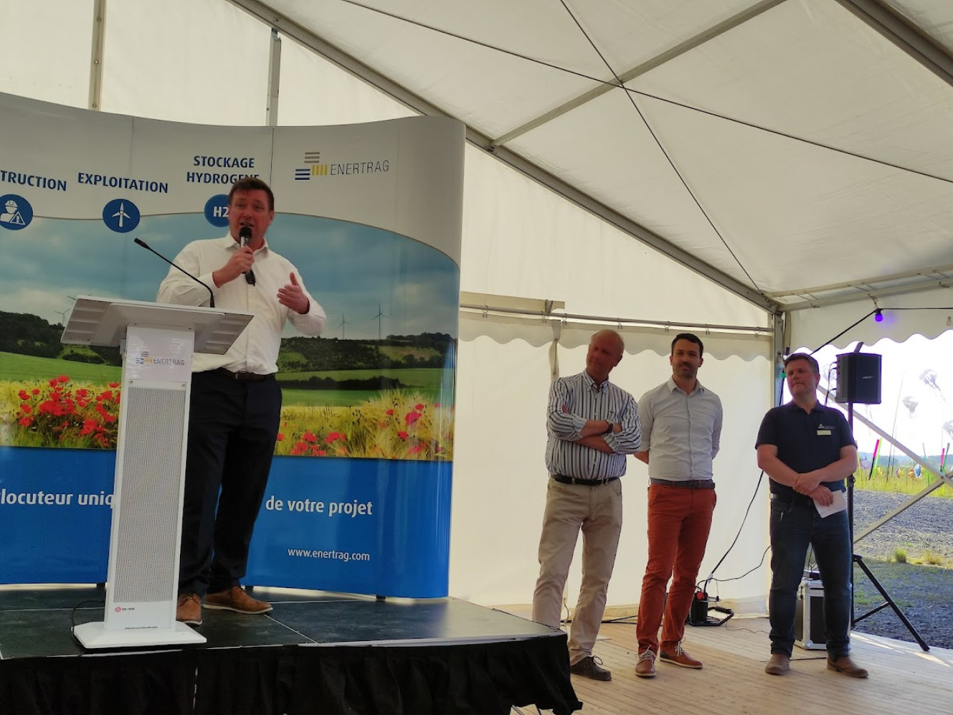 Le directeur d’Enertrag France (au micro) a inauguré ce parc composé de 12 éoliennes.