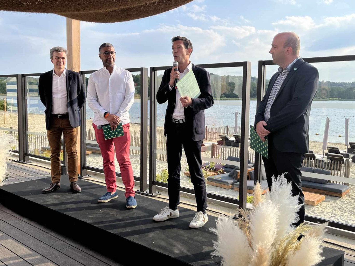 Au centre, Franck Gervais, Directeur général du groupe Pierre & Vacances, est venu inaugurer le nouveau bar-restaurant au bord du lac de l'Ailette.