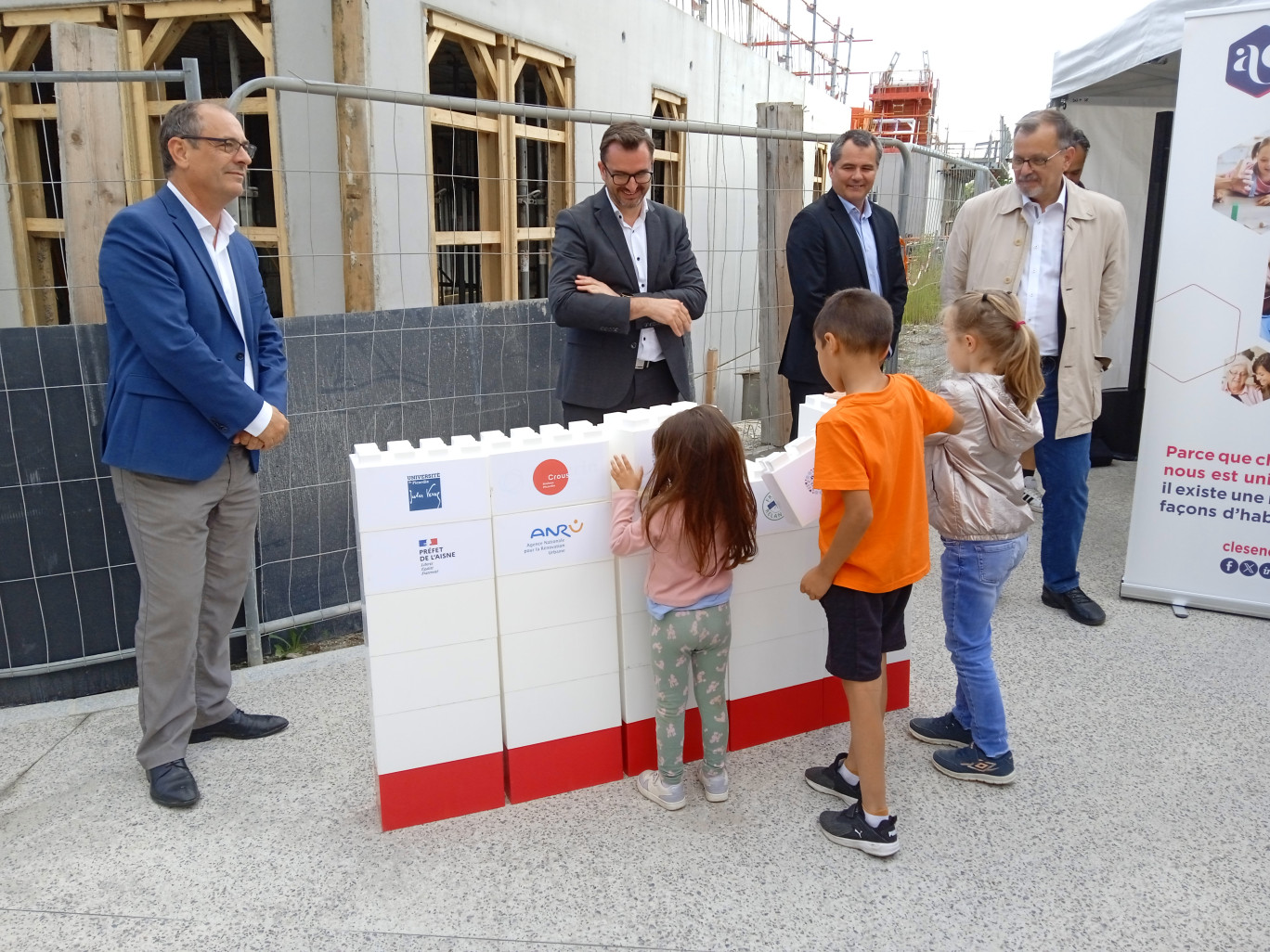 Les enfants du quartier ont participé à cette pose symbolique de la première pierre de la future Résidence étudiante.