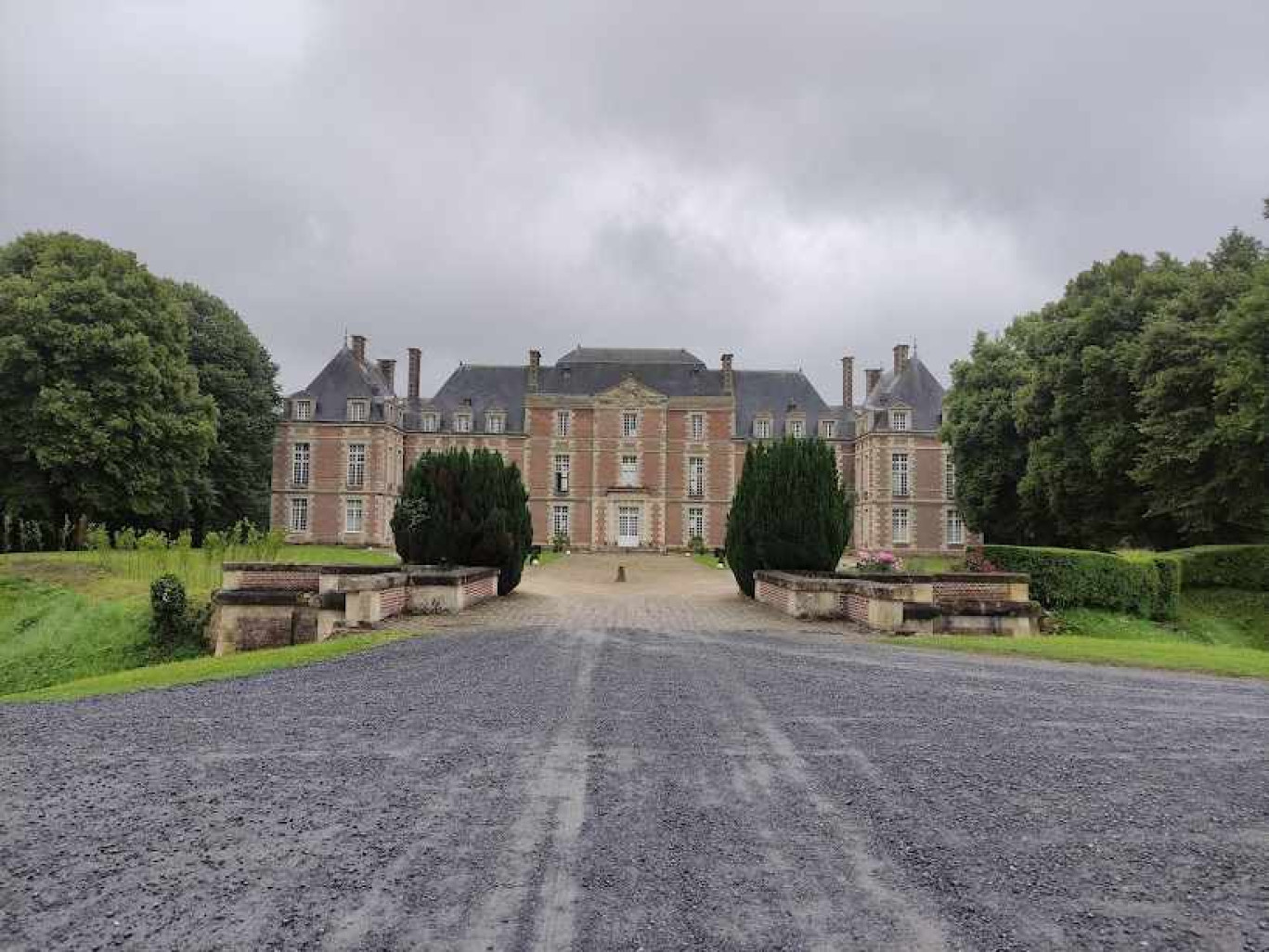 La château de Tilloloy est le 2e plus grand château des Hauts-de-France.