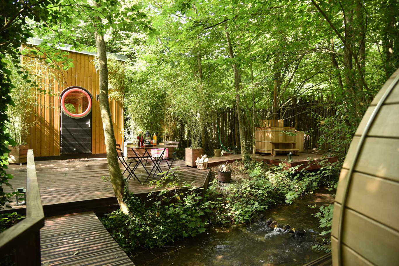 La Maison de l'Omignon propose des carrés d'étoiles au bord de la rivière Omignon.