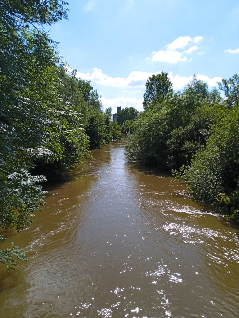 «  Il y avait un long trajet à faire en suivant les détours de la rivière, et l’obscurité était venue et une cloche attardée sonnait à Origny-Sainte-Benoîte lorsque nous y arrivâmes »  (Stevenson) 