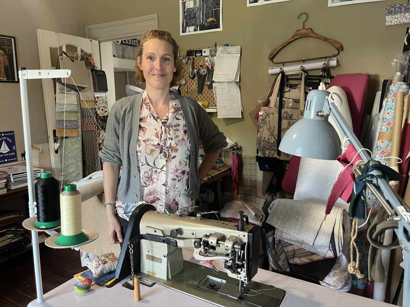 Carole Logeart dans la partie couture de son atelier à Chaillevois.