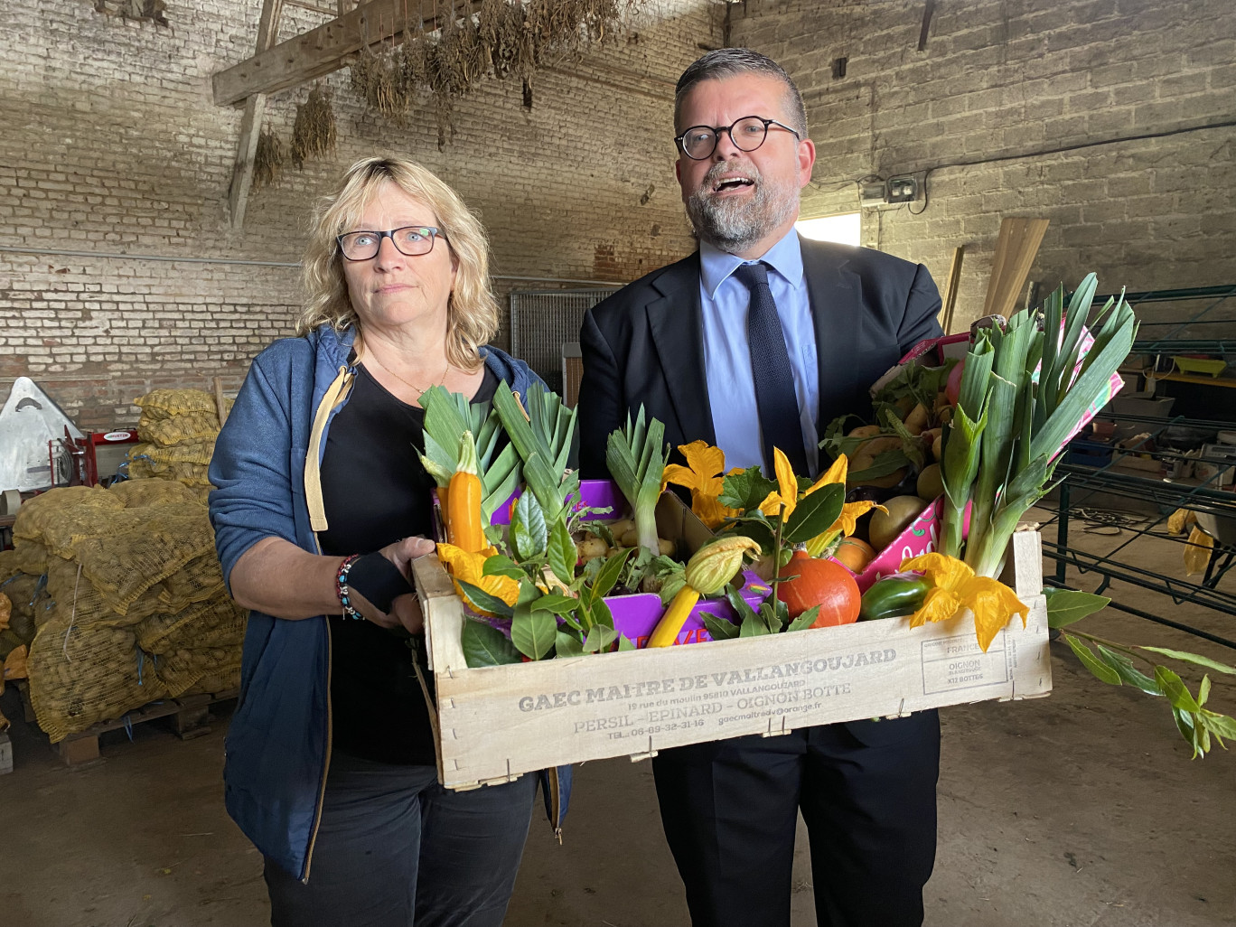 Michèle Grogniet, future responsable de la conserverie a offert un panier à Luc Carnouvas.