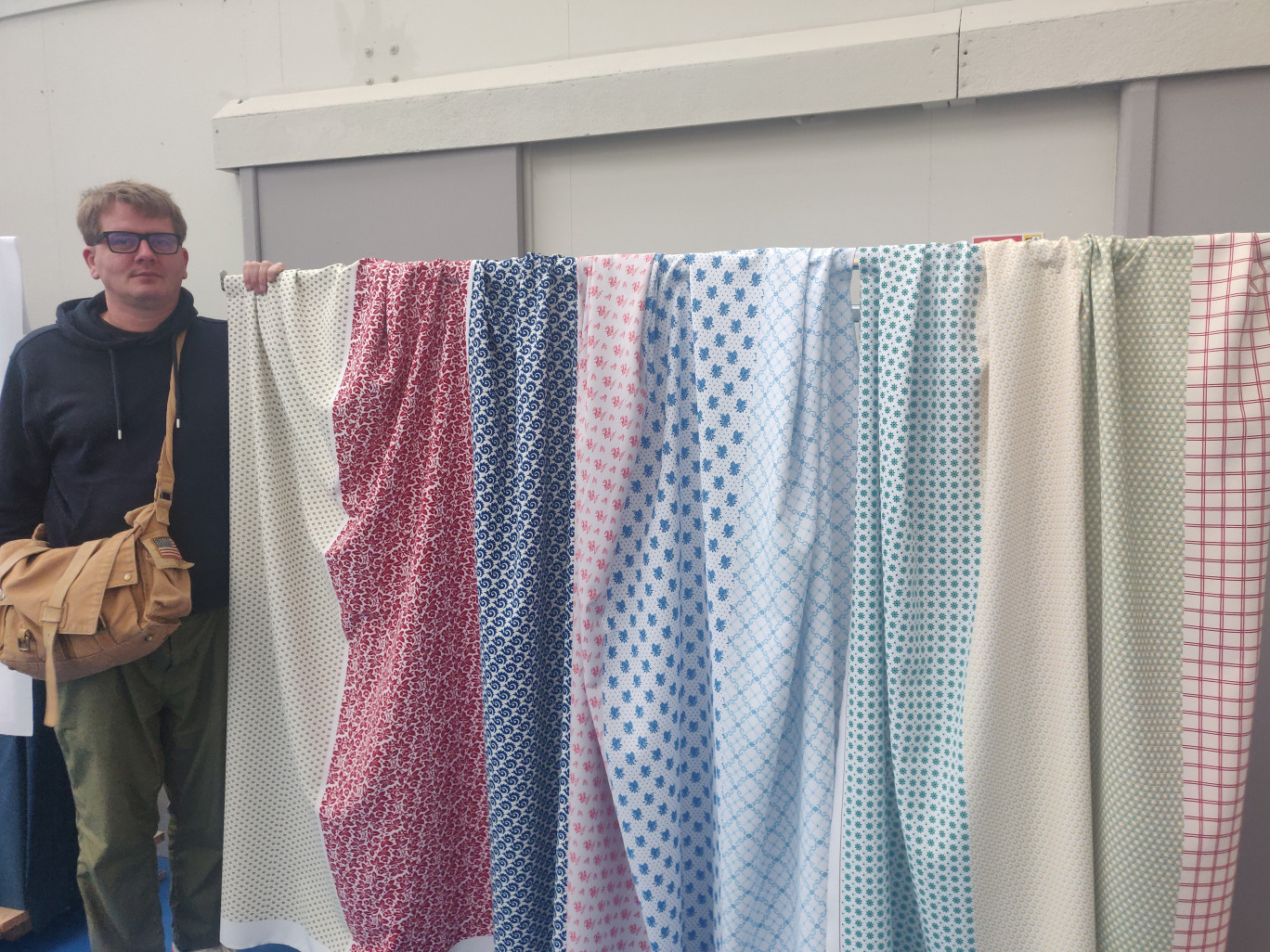 Louis Teyssedou devant les tissus imprimés à partir des planches Bonvalet. (© Aletheia Press / D. La Phung)