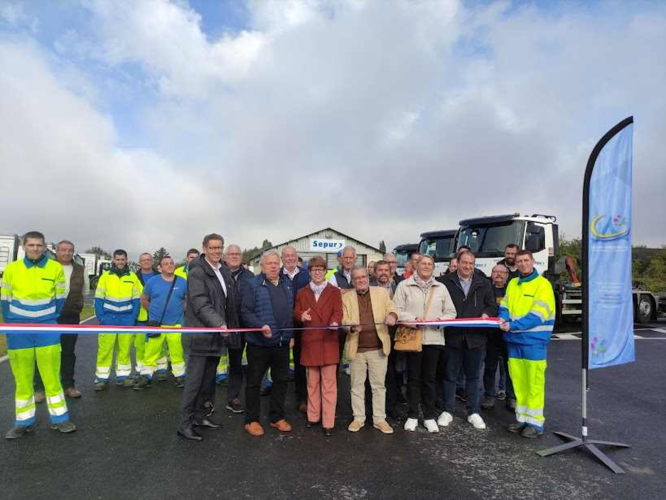 Les élus et dirigeant de la Sepur étaient présent pour inaugurer ce nouveau parking.