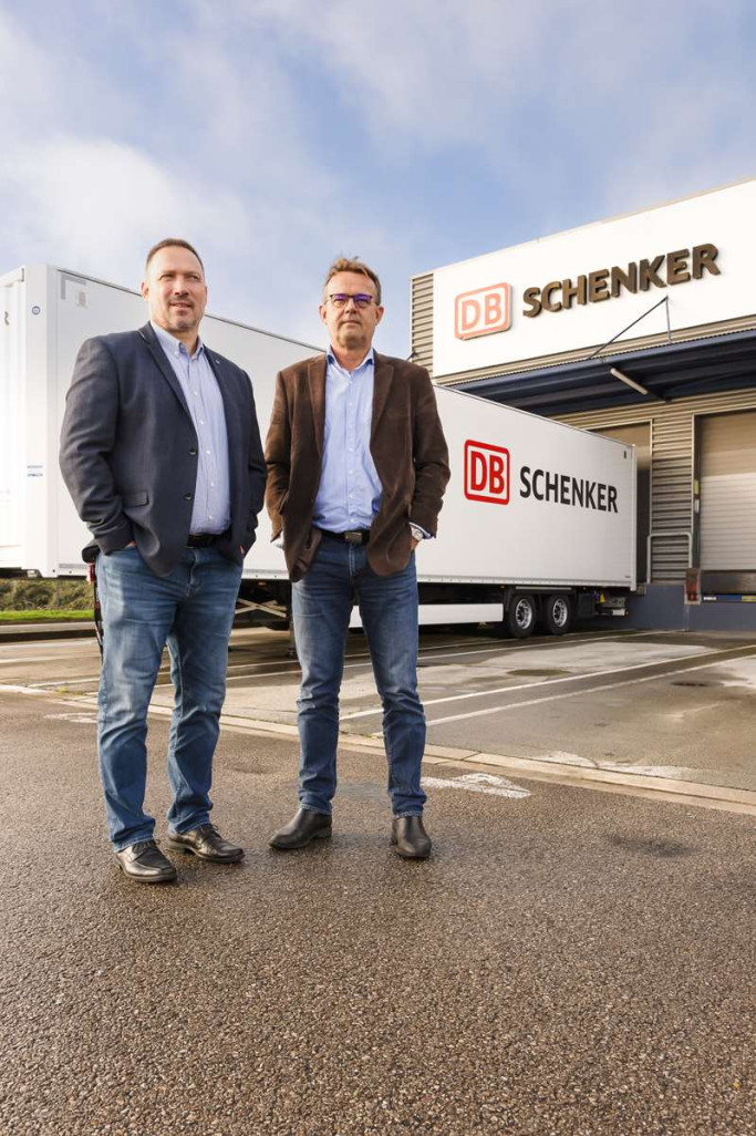 Yann Lefebvre, directeur de l’agence de transport route à Villers-Bocage, et Jérôme Chovaux, directeur de la plateforme logistique à Amiens. (c) Marie-Line Waroude