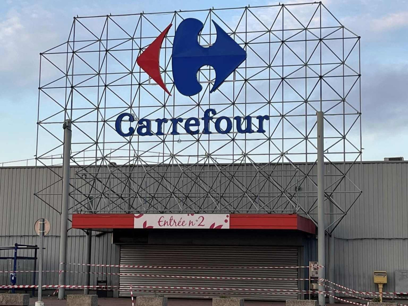 L'enseigne Carrefour a remplacé celle de Cora à Saint-Quentin. (c) Carrefour St-Quentin