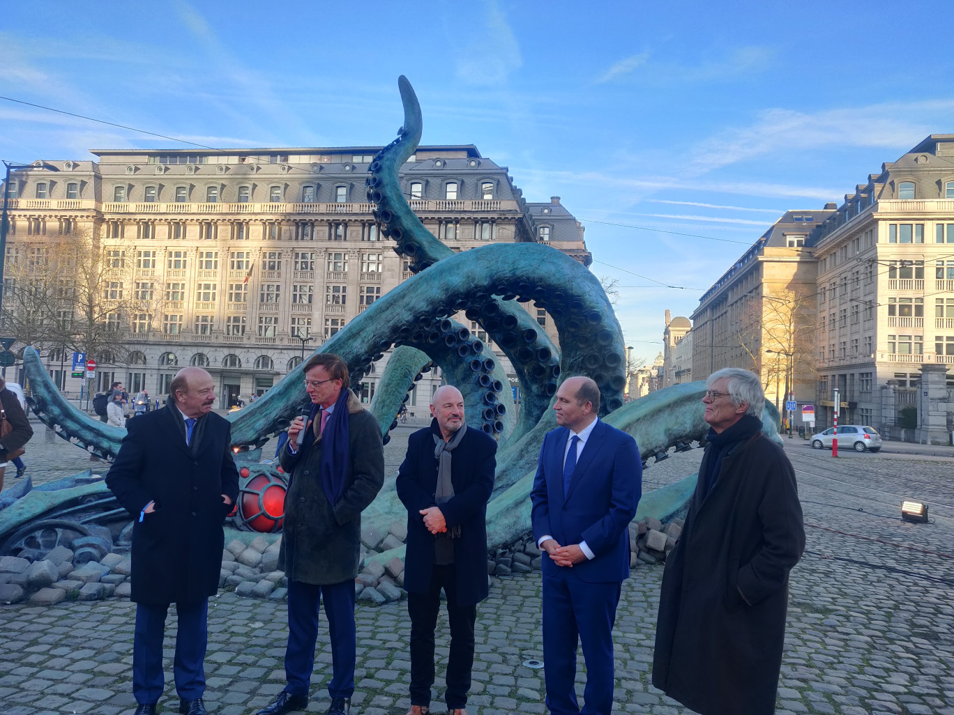 Alain Gest, Thomas Spitaels, Pierre Matter, Philippe Close et François Schuiten lors de l’inauguration de l’œuvre à Bruxelles. © Aletheia Press/DLP