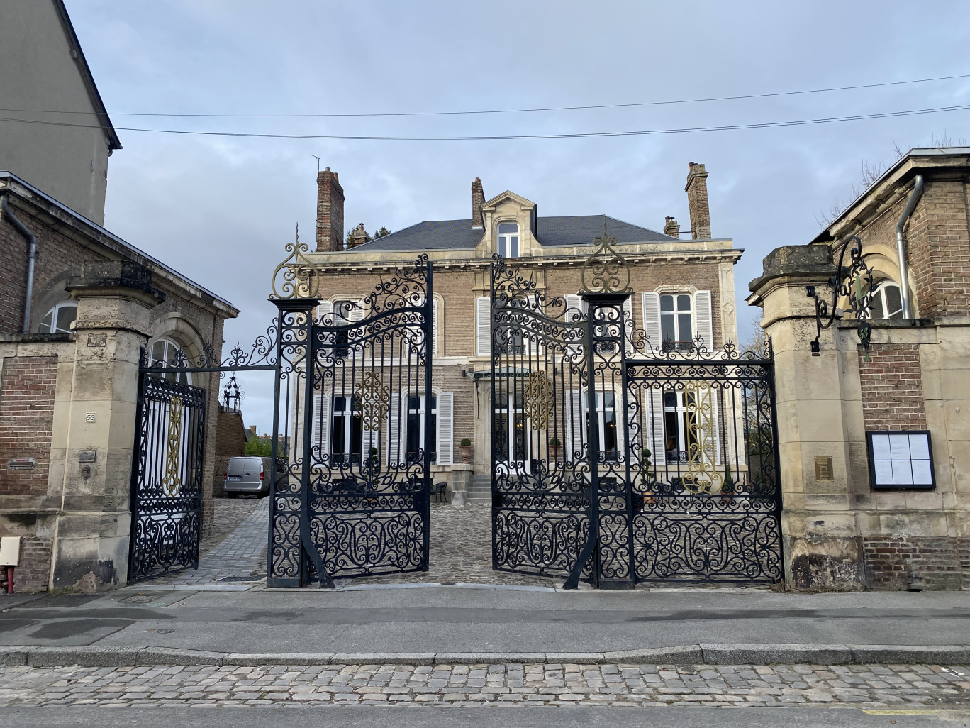 Passé la porte de La Léontine, une autre époque s’anime. © Isabelle Boidanghein