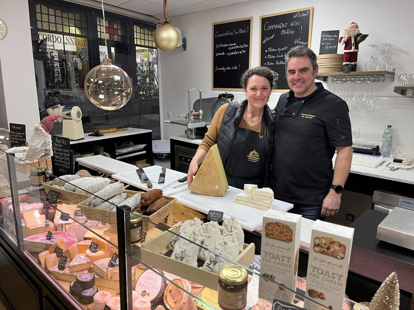 Jennyfer Pousset et Cédric Bouvier se sont reconvertis et ont ouvert leur fromagerie à Laon.