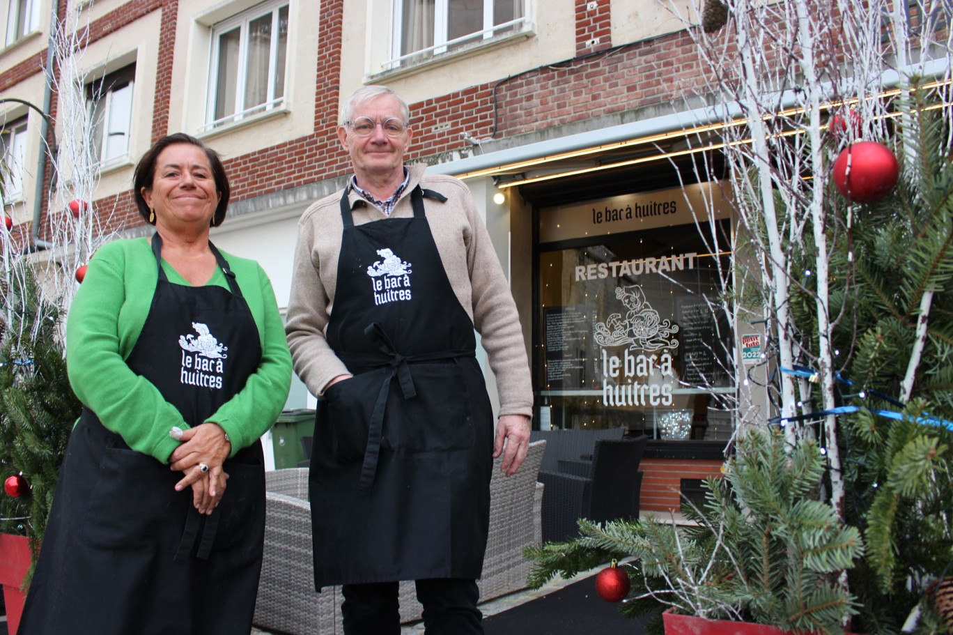 Nathalie et Hugues Malot devant leur Bar à huîtres, désormais les plus anciens de la place.