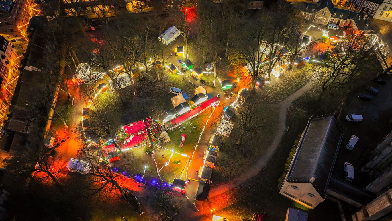 Le Village de Noël solidaire au pied de la cathédrale d'Amiens. © Wilfrid Tourbier / Cd80