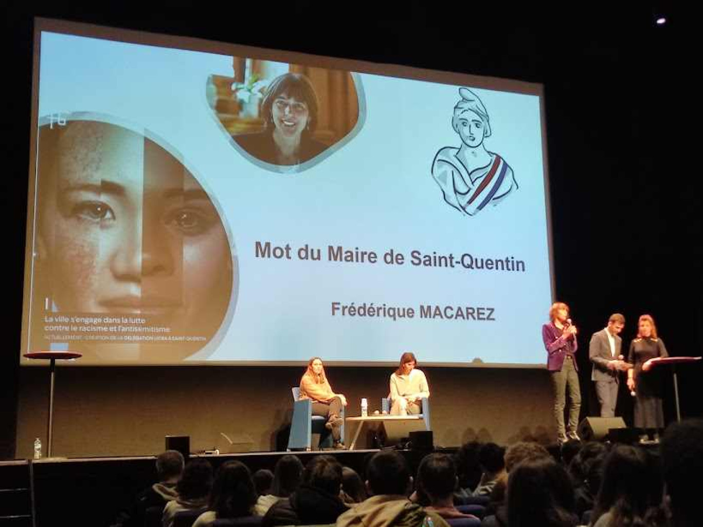 Les élus ont présenté aux jeunes des lycées, les deux intervenantes, Tina Théallet et Rachel Flore Pardo.