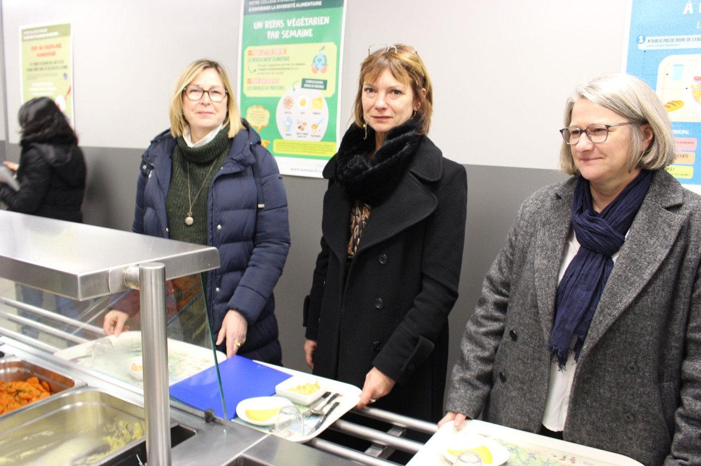 Dans le self-service de la cantine du collège Eugène Lefebvre à Corbie : la nouvelle présidente de la Somme, Christelle Hiver (au centre) et la vice-présidente aux ressources humaines du département, Sabine Carton (à droite), accueillies par la principale Catherine Roussel (à gauche).