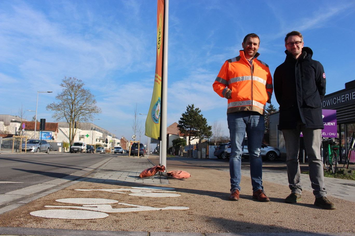 Thomas Baillieux, chef d'établissement Colas, et Baptiste Gamain, chef de projet à la ville d'Amiens, se disent «fiers de la réalisation de ce chantier à moindre impact pour le riverain».