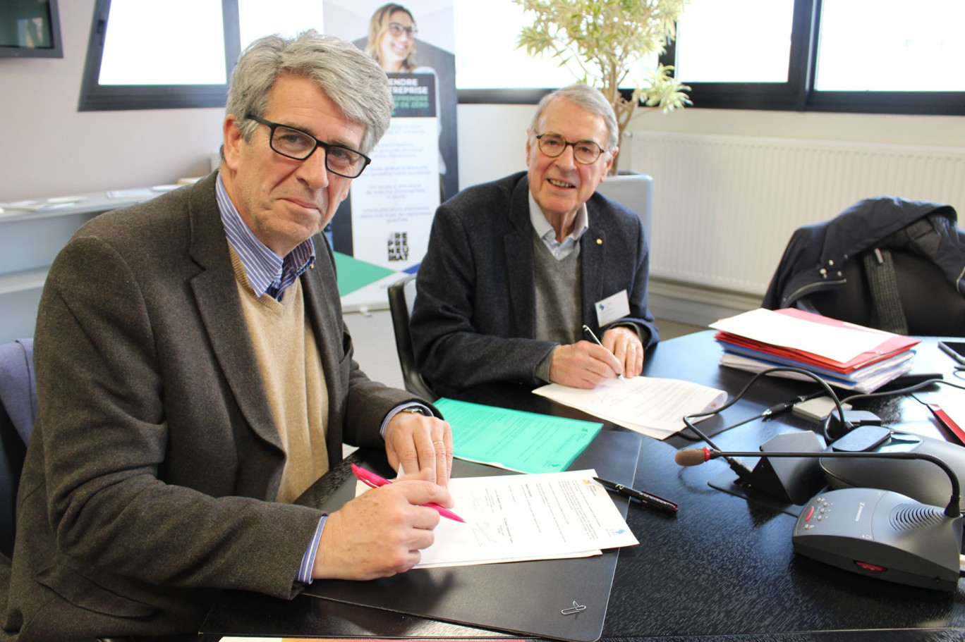 Benoît Huille, administrateur du Réseau Entreprendre Picardie, et Jacques Facquer, délégué C.R.A Amiens, ont signé la convention de partenariat début février.