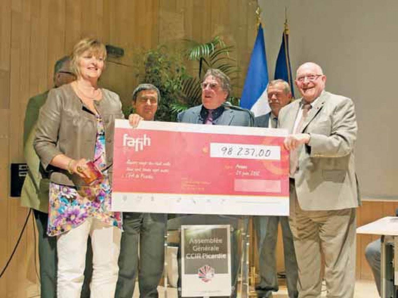 Une donation de 100 000 euros remis à Jacky Lebrun pour la formation professionnelle du secteur de l’hôtellerie-restauration.