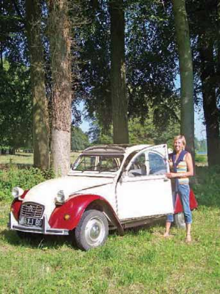 Martine Roll et sa mythique 2CV.