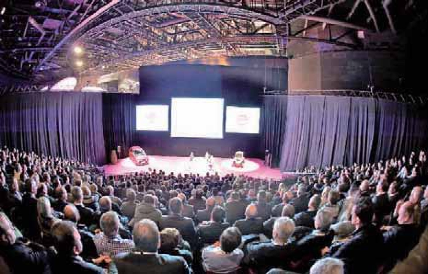 La salle peut se moduler et accueillir dans un même lieu une conférence, un dîner et une soirée dansante.