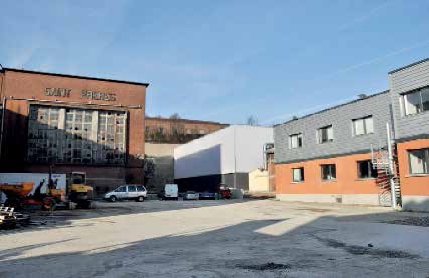 Le nouveau bâtiment jouxte l'usine "historique" de Saint-Frères qui souffre du poids des années.