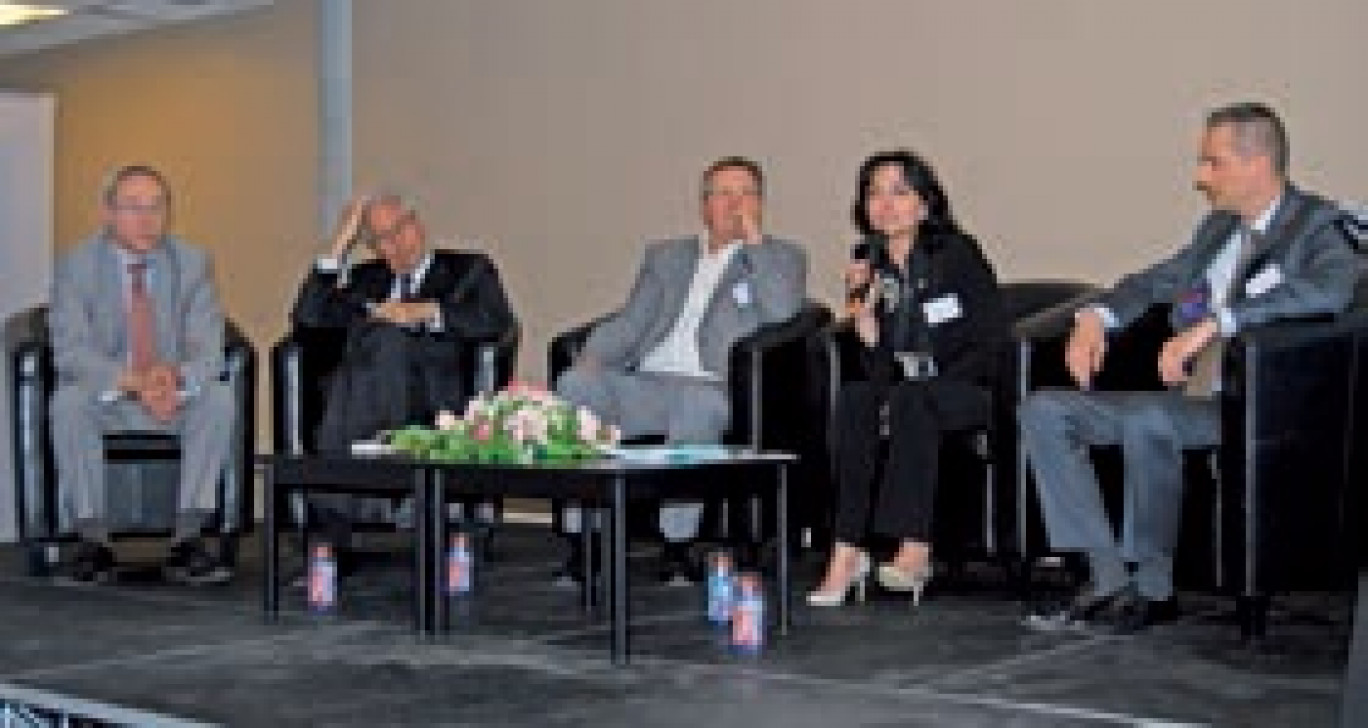 Lors de la table-ronde : Philippe Caron, Michel Cornil, Didier Lucas, Sophie Bernert et Nicolas Paulissen (de g. à d.).