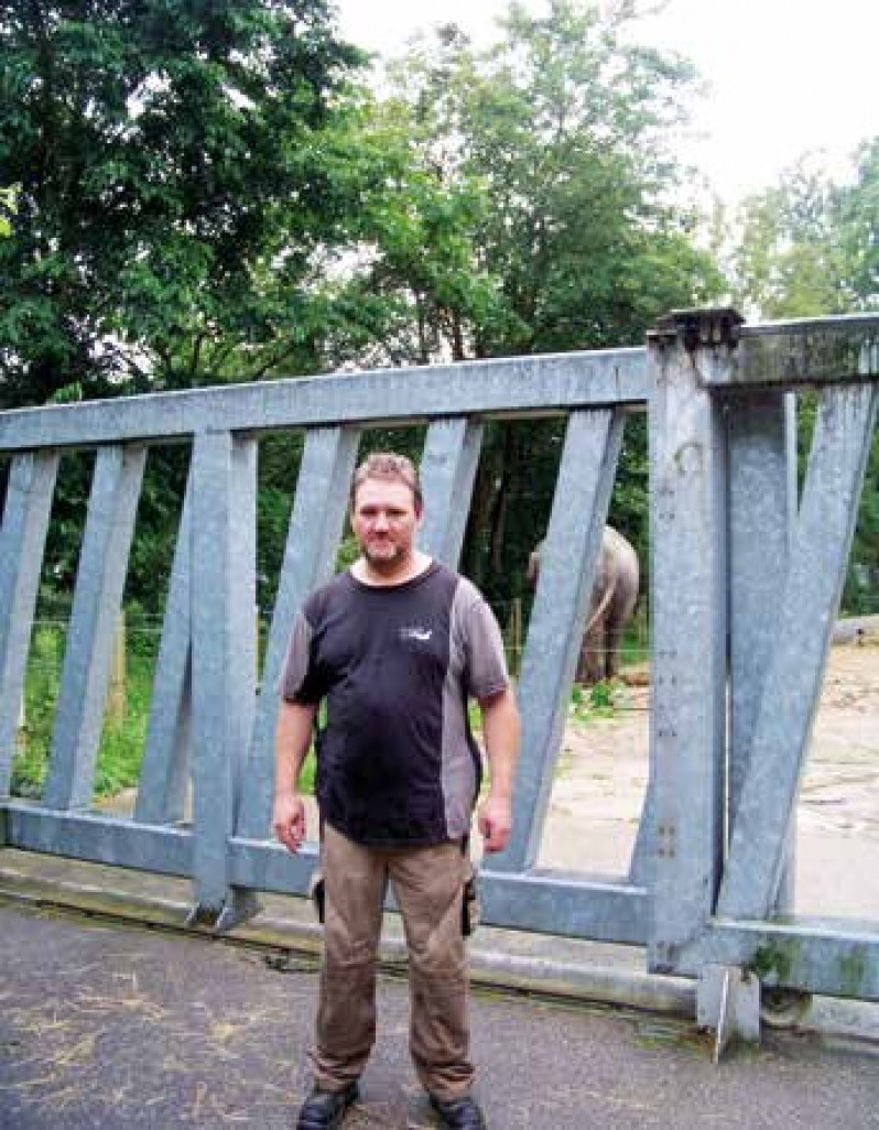 Être soigneur au secteur éléphants, c'est ramasser 100 kg d’excréments par jour. 