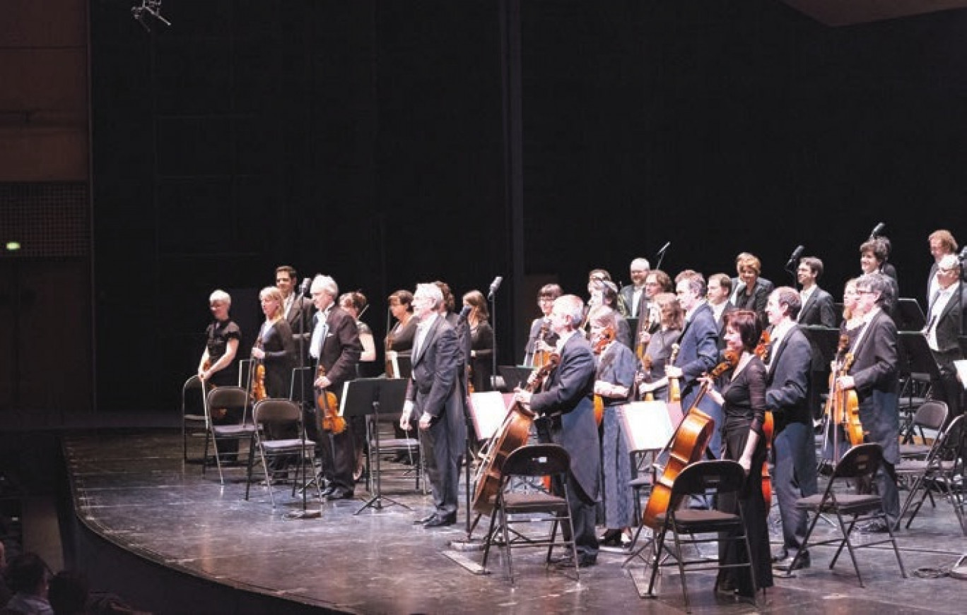 Arie van Beek est depuis 2011 directeur musical de l'orchestre de Picardie, depuis 2013, directeur musical et artistique de l'orchestre de chambre de Genève, chef d'orchestre résident du Doelen Ensemble à Rotterdam ainsi que chef d'orchestre, professeur et programmateur de concerts au Codarts - Conservatoire supérieur de musique de Rotterdam. 