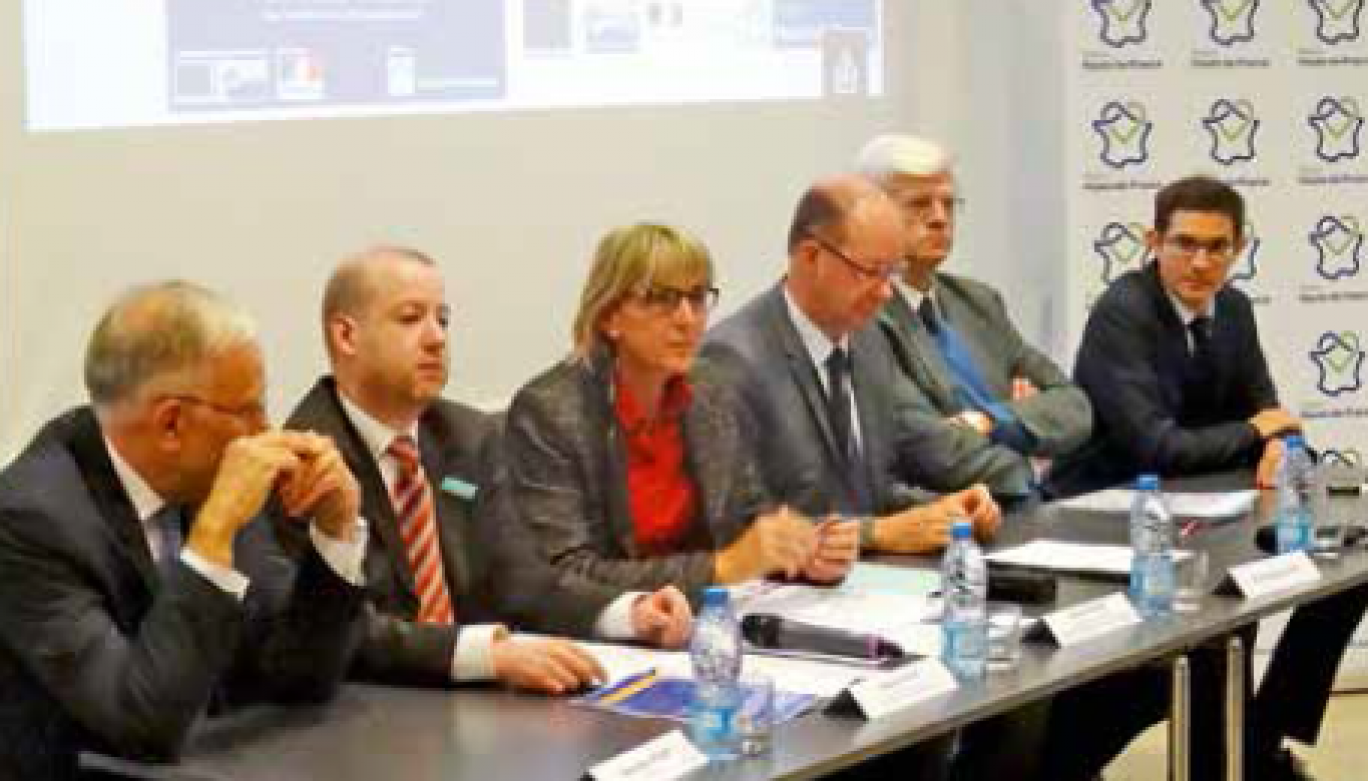 Lancement de la campagne "Mon Europe, mon quotidien" au conseil régional avec Dominique Riquet, député européen, Raphaël Ghys, secrétaire général pour les affaires régionales en préfecture de région, Valérie Létard, vice-présidente du conseil régional Hauts-de-France, et trois bénéficiaires de fonds : PSA Peugeot Citroën Nord, la chambre régionale de métiers et de l’artisanat Hauts-de-France et l’hôpital de Chimay.