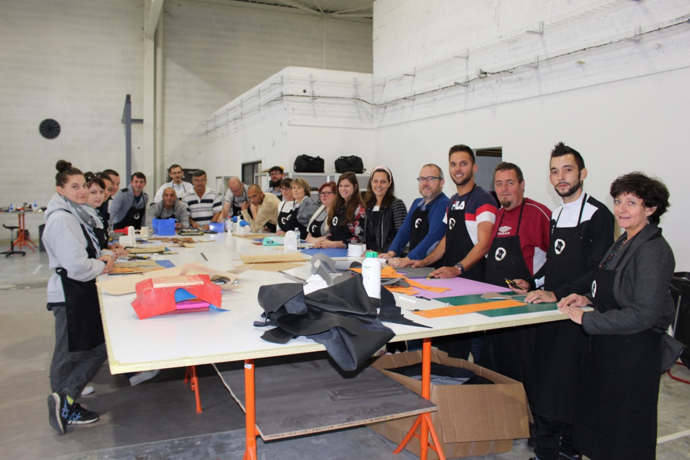 Des apprenants en cours de formation au titre de sellier-garnisseur.